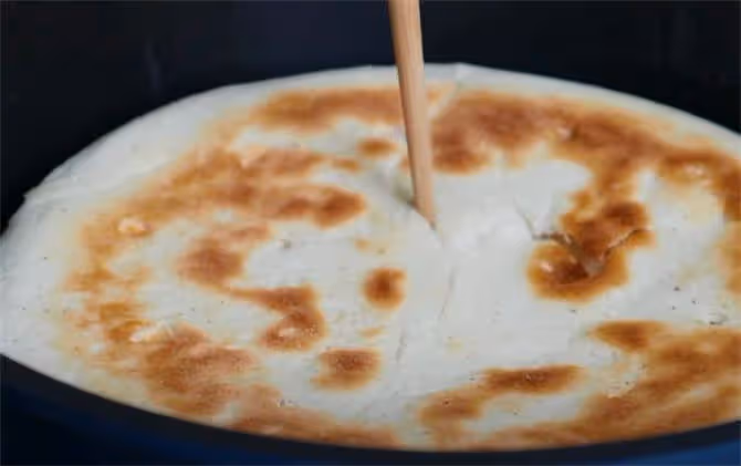 炕鍋盔，純正麥香味，個頭和鍋蓋一樣大，越嚼越香，夾菜吃超過癮