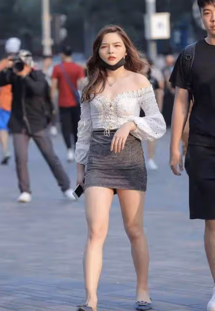 簡潔又有女人味的穿搭，蕾絲一字肩+高腰短裙，盡顯成熟知性氣質
