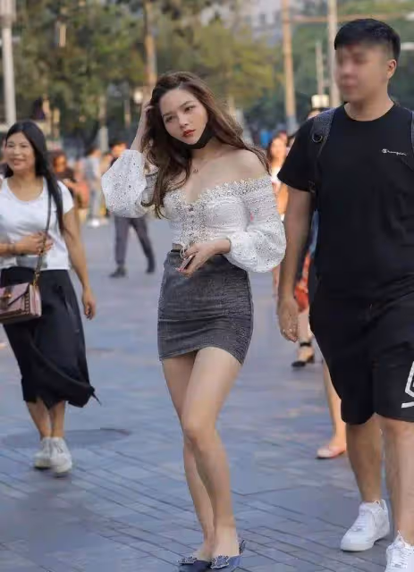 簡潔又有女人味的穿搭，蕾絲一字肩+高腰短裙，盡顯成熟知性氣質