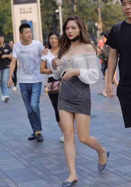 簡潔又有女人味的穿搭，蕾絲一字肩+高腰短裙，盡顯成熟知性氣質