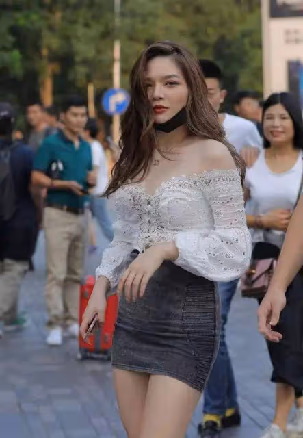 簡潔又有女人味的穿搭，蕾絲一字肩+高腰短裙，盡顯成熟知性氣質