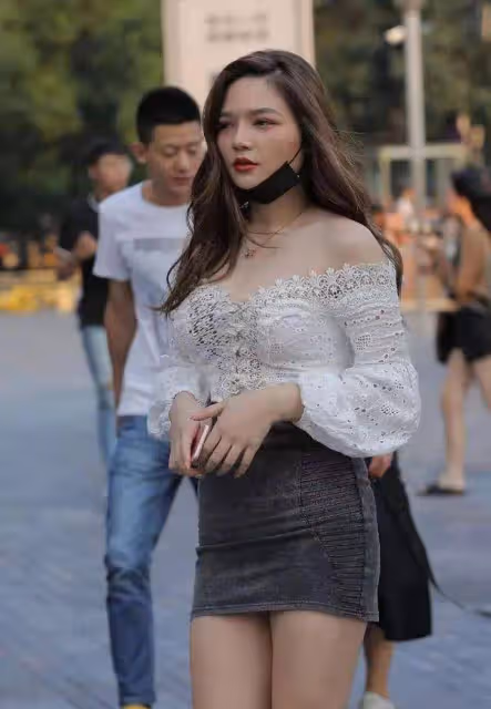 簡潔又有女人味的穿搭，蕾絲一字肩+高腰短裙，盡顯成熟知性氣質