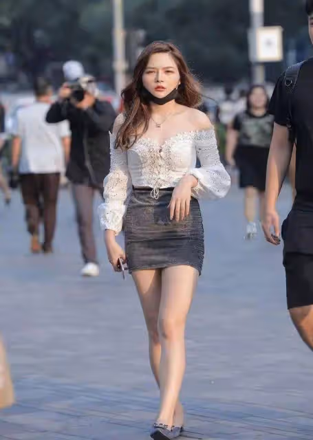 簡潔又有女人味的穿搭，蕾絲一字肩+高腰短裙，盡顯成熟知性氣質