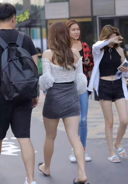 簡潔又有女人味的穿搭，蕾絲一字肩+高腰短裙，盡顯成熟知性氣質
