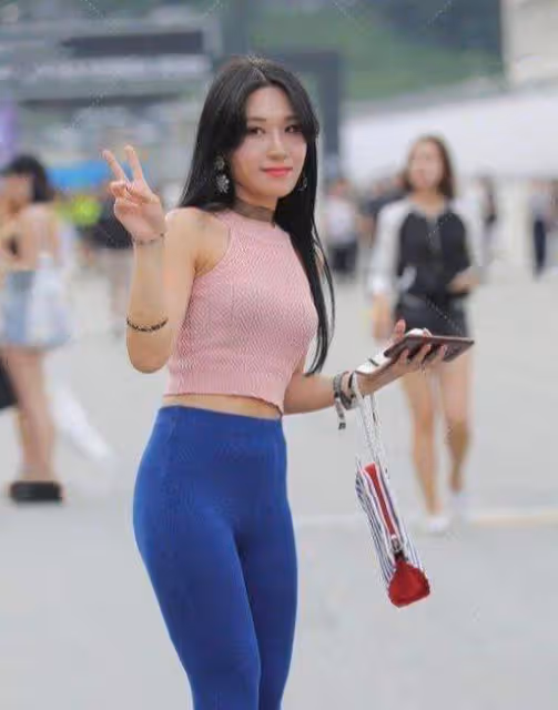 粉紅色上衣搭配深藍色喇叭褲，知性優雅，走在街上賺足回頭率