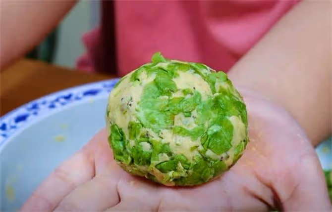 春天不要錯過這野菜，蒸鍋窩頭有營養，不發麵不餳面，鬆軟不發硬