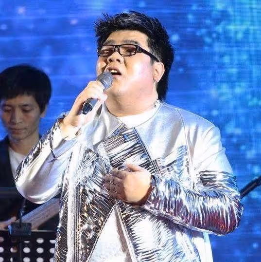 雙目失明的歌手楊光，因《星光大道》走紅後，為何被懟滾出娛樂圈