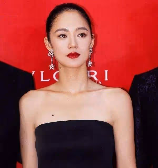 她與導演拍戲時「假戲真做」，戲還沒有拍完，卻已經身懷有孕了！