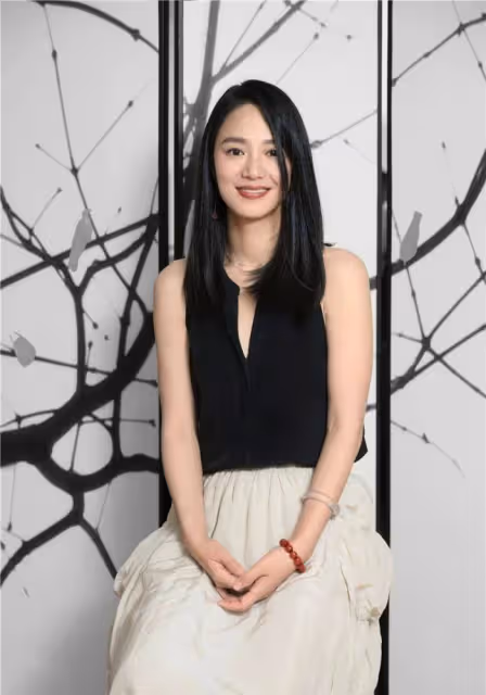 她與導演拍戲時「假戲真做」，戲還沒有拍完，卻已經身懷有孕了！