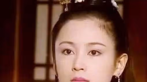 她是陳紅的侄女，出演《父母愛情》不被喜歡，長相平平卻屢演大片