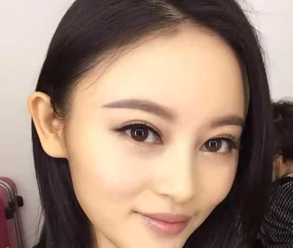 她是陳紅的侄女，出演《父母愛情》不被喜歡，長相平平卻屢演大片