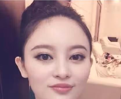 她是陳紅的侄女，出演《父母愛情》不被喜歡，長相平平卻屢演大片