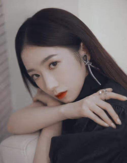 孟美岐走路帶風，私服顯成熟又很知性，真不愧是山支大哥！