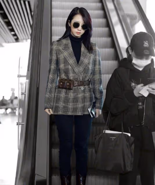 孟美岐走路帶風，私服顯成熟又很知性，真不愧是山支大哥！