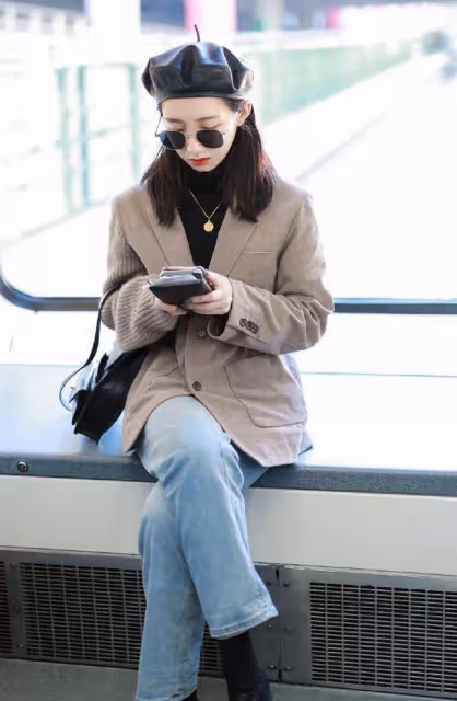 孟美岐走路帶風，私服顯成熟又很知性，真不愧是山支大哥！