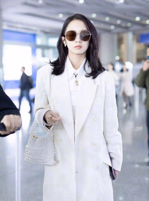 孟美岐走路帶風，私服顯成熟又很知性，真不愧是山支大哥！