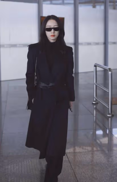 孟美岐走路帶風，私服顯成熟又很知性，真不愧是山支大哥！