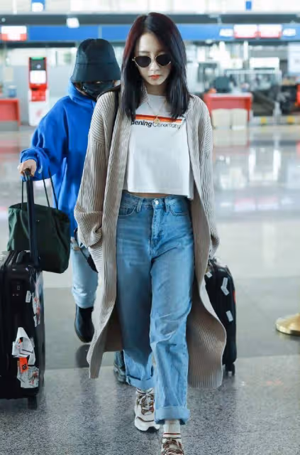 孟美岐走路帶風，私服顯成熟又很知性，真不愧是山支大哥！