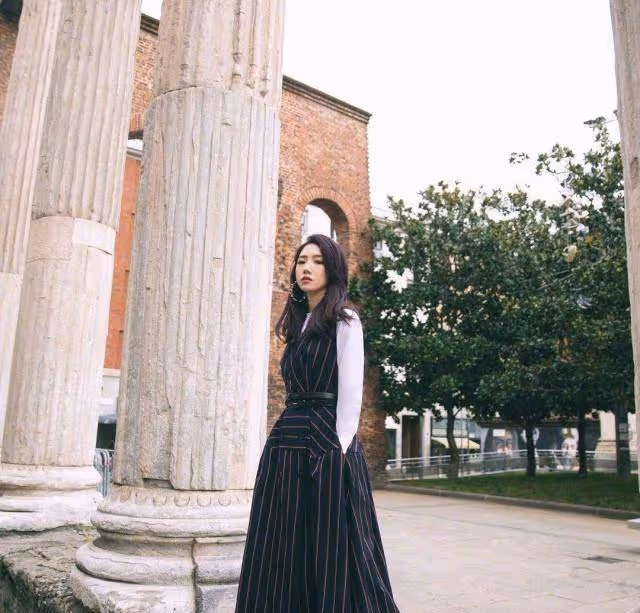 孟美岐走路帶風，私服顯成熟又很知性，真不愧是山支大哥！