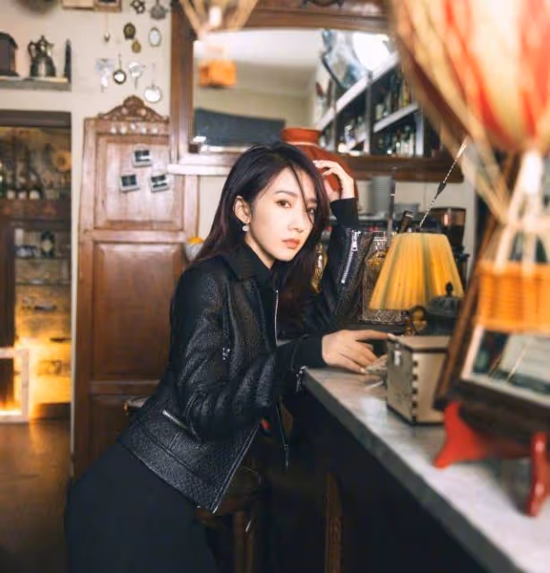 孟美岐走路帶風，私服顯成熟又很知性，真不愧是山支大哥！