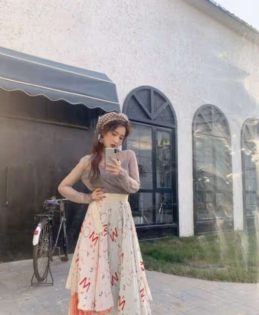孟美岐走路帶風，私服顯成熟又很知性，真不愧是山支大哥！