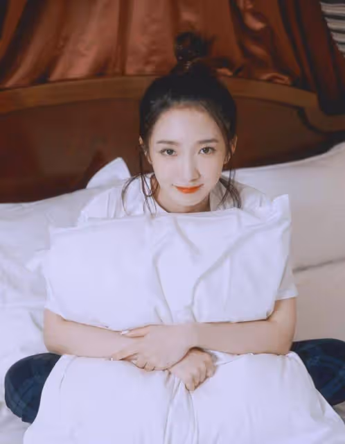 孟美岐走路帶風，私服顯成熟又很知性，真不愧是山支大哥！