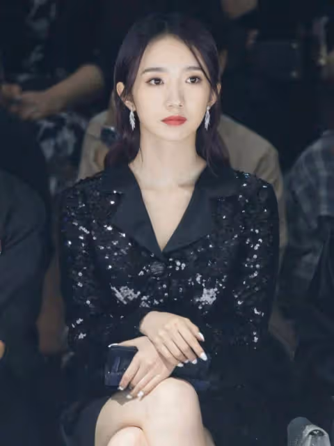 孟美岐走路帶風，私服顯成熟又很知性，真不愧是山支大哥！