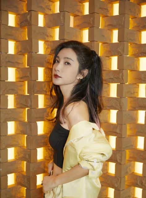 李冰冰太適合知性風，黑色弔帶配西裝幹練瀟灑，有種桀驁不馴的美