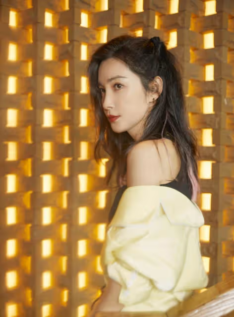 李冰冰太適合知性風，黑色弔帶配西裝幹練瀟灑，有種桀驁不馴的美
