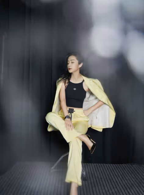李冰冰太適合知性風，黑色弔帶配西裝幹練瀟灑，有種桀驁不馴的美
