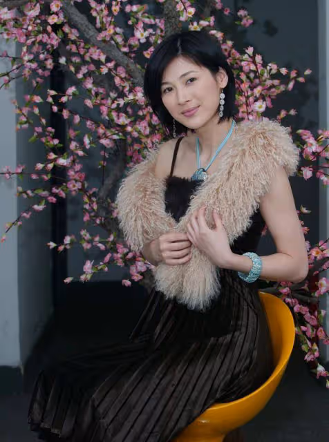 童蕾才是被低估女神，穿弔帶裙配皮草披肩，知性優雅盡顯好氣質
