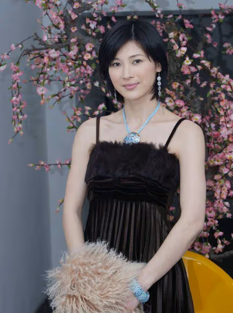 童蕾才是被低估女神，穿弔帶裙配皮草披肩，知性優雅盡顯好氣質