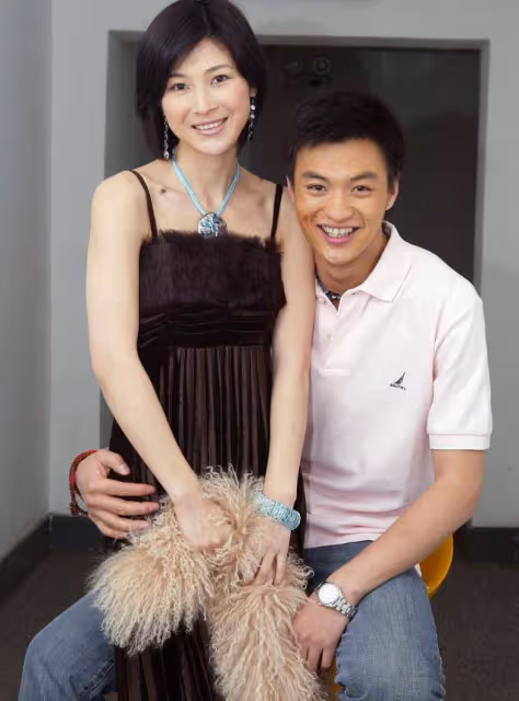 童蕾才是被低估女神，穿弔帶裙配皮草披肩，知性優雅盡顯好氣質