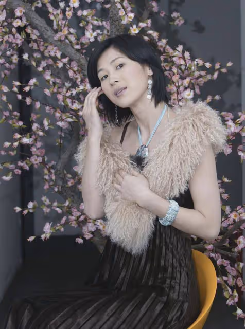 童蕾才是被低估女神，穿弔帶裙配皮草披肩，知性優雅盡顯好氣質