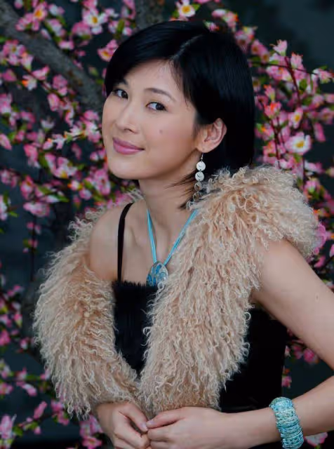 童蕾才是被低估女神，穿弔帶裙配皮草披肩，知性優雅盡顯好氣質