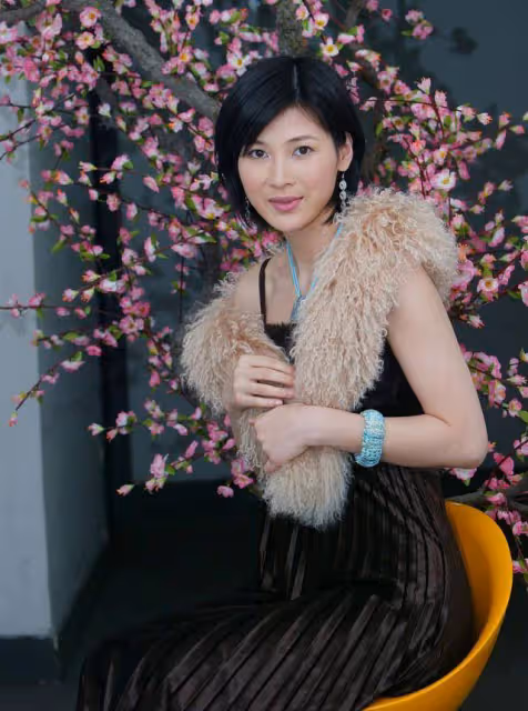 童蕾才是被低估女神，穿弔帶裙配皮草披肩，知性優雅盡顯好氣質