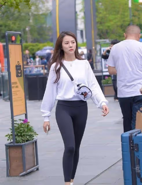 美麗健美褲美女,凸顯出苗條的身材,女人知性美