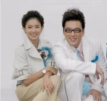 他出道28年零緋聞，與青梅竹馬初戀結婚，45歲把老婆寵成女王