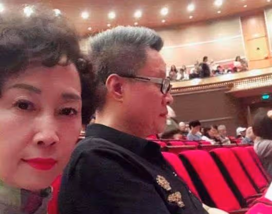 閻維文和妻子生活近照，和妻子和平相處25年，今62歲生活幸福