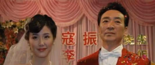 他二婚竟娶小20歲嬌妻，與兒子相差56歲，今65歲為生計奔波