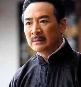 他二婚竟娶小20歲嬌妻，與兒子相差56歲，今65歲為生計奔波