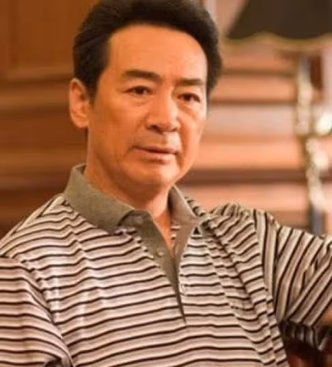 他二婚竟娶小20歲嬌妻，與兒子相差56歲，今65歲為生計奔波