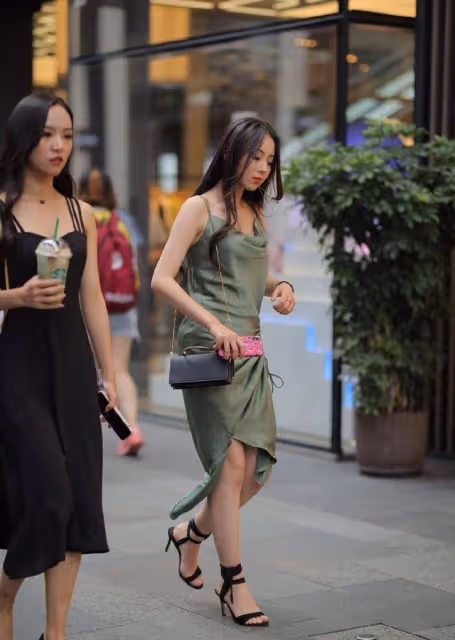 氣質女生穿時尚裙裝，雅致又高級，輕鬆展現溫柔知性美