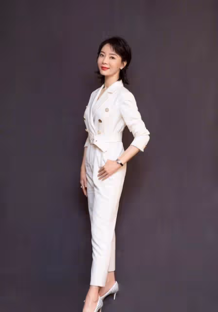 中年女人如何避免大媽感？學陳數、袁泉這樣穿，優雅知性又減齡