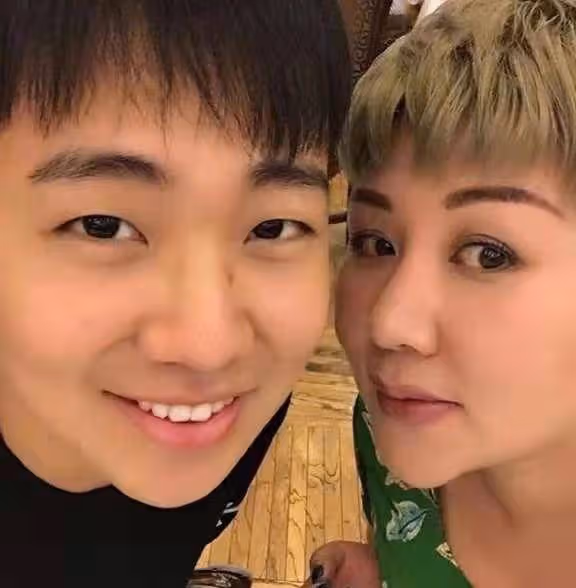 郭德綱小兒子有福相！近照胖一大圈像王惠，豪宅一角奢華似皇宮