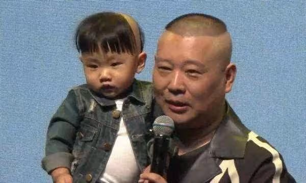 郭德綱小兒子有福相！近照胖一大圈像王惠，豪宅一角奢華似皇宮