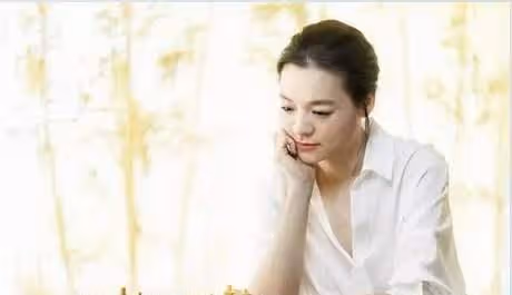 45歲諸宸送祝福，卡達富豪老公依舊帥氣，她眼皮鬆弛盡顯蒼老