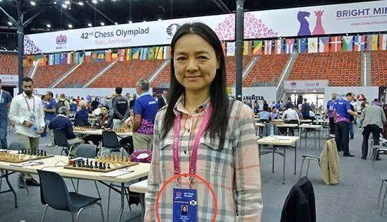 45歲諸宸送祝福，卡達富豪老公依舊帥氣，她眼皮鬆弛盡顯蒼老