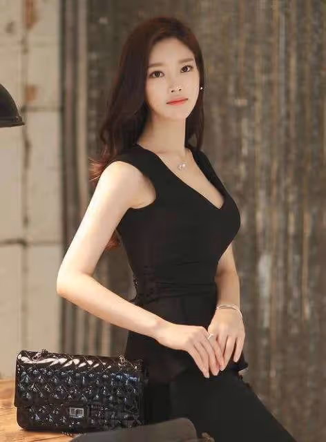 街拍美女知性賢淑的小妹妹，稱得上是冰肌玉骨了