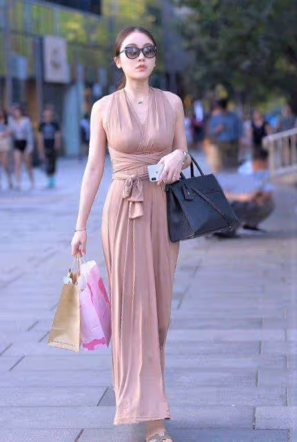 街拍美女知性賢淑的小妹妹，稱得上是冰肌玉骨了